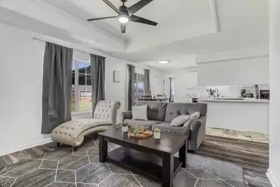 Image de 3 Br Amazing Fully Fenced Home Close to the Colleges