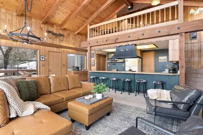 Image de Nature Haven: Jacuzzi, Deck & Mountain Views