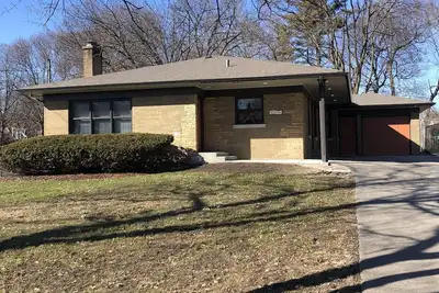 Image de Walking distance to downtown shops, hospital and train station.