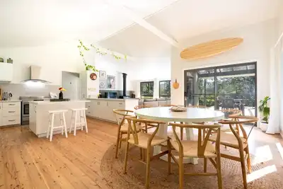 Image de Renovated sunny 4 bd modern home 5 minutes to Berry Town. Space and tranquility.