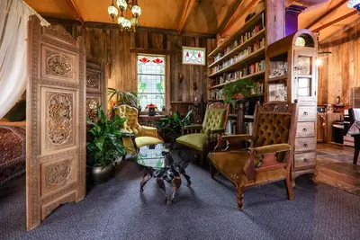 Image de Rustic cosy retreat, with library, fireplace, films and a Four Poster Bed.