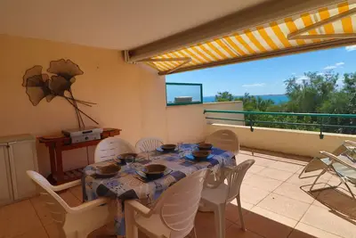 Spacieux 44m² climatisé avec terrasse, 2 pièces, cabine, Wifi, proche plage