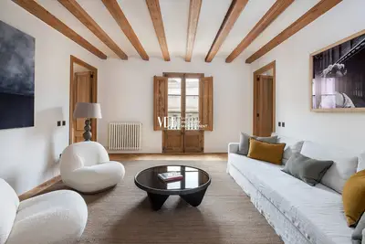 Image de Stylish living in an high end three bedroom apartment in El Born, Barcelona.