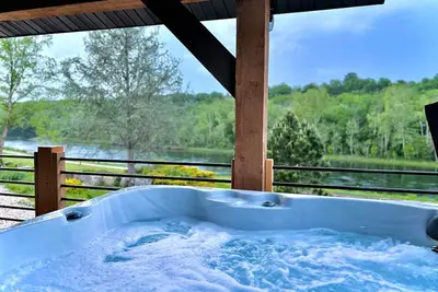 Image de Lakefront, Amazing LakeView, Private Hot Tub!
