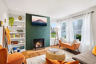 Image de Hot Tub! Pets! Green  Clean-Walking Distance to Proctor District