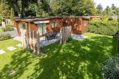 Image de These romantic wooden chalets can hold 4-5 people, and are detached and decorated with comfort. In the comfortable living room, you will find the seating- and dining area. The chalet has 2 bedrooms.