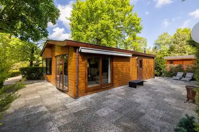 Image de Discover the beautiful Veluwe Lodges: a spacious and comfortable retreat to relax. Enjoy the cozy living room, open kitchen, and private garden.