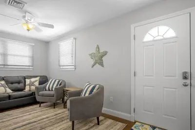 Image de Newly renovated 2 bedroom  conveniently located in the downtown of Avalon