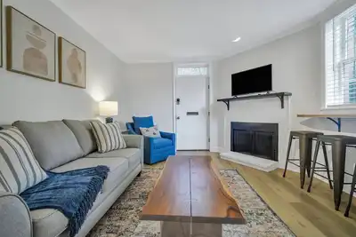 Image de Bright Parkside Apartment w/ Private Parking by Lucky Savannah