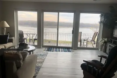 Image de Gorgeous Mississippi riverfront condo available on other site.
