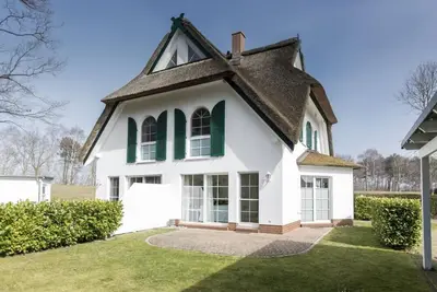 Image de Vacation home \"Windflüchter\" only a few steps to the beach