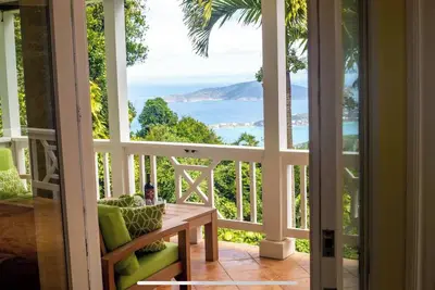 Heated pool, amazing view, spa tub, outdoor shower, generator, secluded, hammock