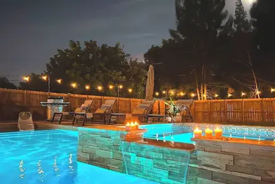 Image de Fox Garden-Heated Pool-Spa- Boho-Downtown & Beach