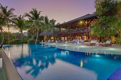 Image de 6 Br Beachfront Lush Oasis