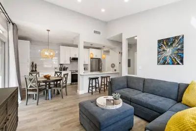 Image de Special Summer Prices! King-size bed. Free parking. renovated!