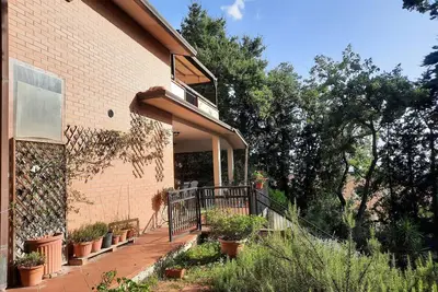 Image de Appartement 'Perugia Mansarda In Villa' avec terrasse privée, jardin partagé et Wi-Fi.