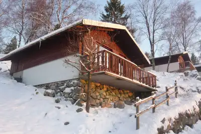 Image de Chalet 'Chalet Les Moraines 8' avec vue sur les montagnes, piscine partagée et terrasse privée.