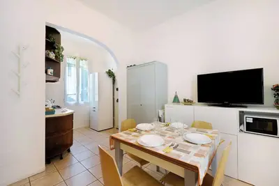 Image de Appartement 'Il Gattino Di Sanremo Trilocale' avec terrasse partagée, Wi-Fi et climatisation.