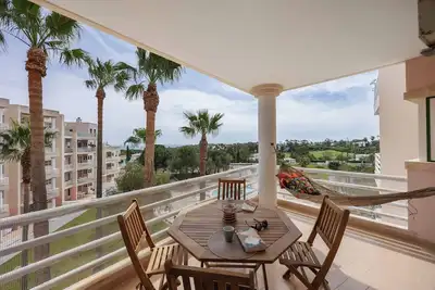 Image de Appartement \"Sol Do Atlântico\" avec piscine partagée, Wi-Fi et climatisation.