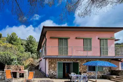 Image de Appartement de vacances \"Villa Mirella Bilocale\" avec terrasse privée, climatisation et Wi-Fi.