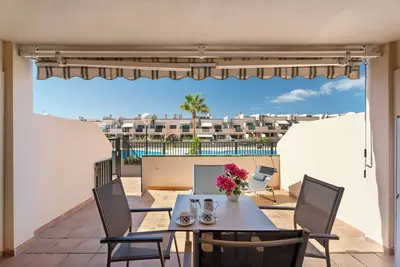 Image de Appartement de vacances \"Apartamento Los Geranios\" avec piscine partagée, terrasse privée et Wi-Fi.
