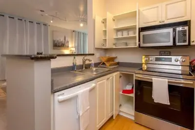 Image de Charming Condo, 99 Walk Score, Free Park, Pool/Spa