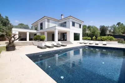 Image de Villa 'Areeiro' avec piscine privée, Wi-Fi et climatisation.