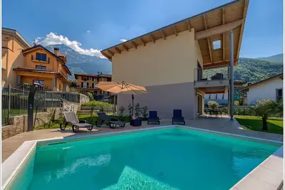 Image de Exclusive single detached house with private pool, beautiful lake view.