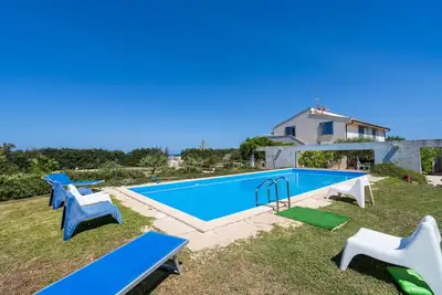 Image de Villa 'Melus Maris' avec vue sur la mer, piscine, jardin, terrasse et Wi-Fi.