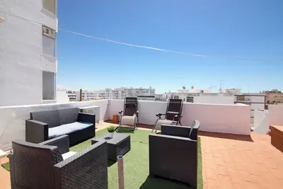 Appartement sur le toit Blue Ocean avec terrasse plein air privée, balcon et Wi-Fi.