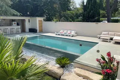 Image de Villa dans un Domaine privé, piscine avec plage (a débordement)
