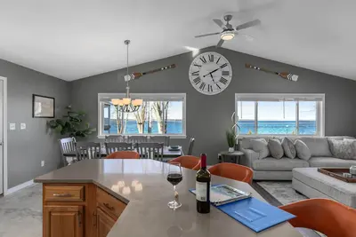 Image de Lakefront home, large firepit patio, Game room!