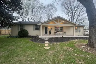 Image de Muletown's Cozy Classic w/ hot tub, outdoor game area, and fire pit