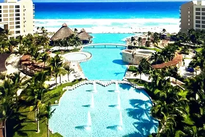 Image de Relaxing Caribbean Resort on powder white beach near shopping.