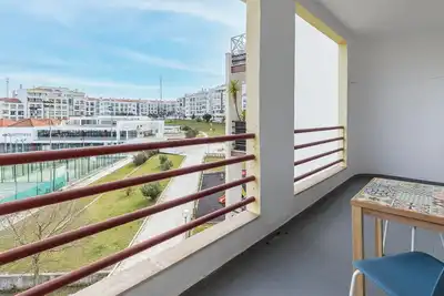 Image de Sunny 2 Bdr Apartment by LovelyStay