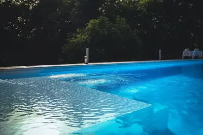 Image de Villa with 3 apartments surrounded by greenery and large swimming pool.