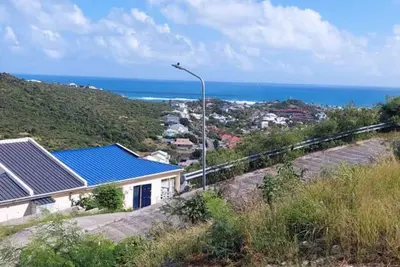 Image de New with a View. Fully Furnished 2 Bedroom Apt in Gated Community.