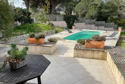Image de maison avec piscine privée au calme