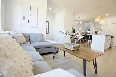 Image de BoHo Modern Retreat w/King|Fireplace|Disney+