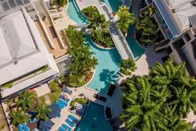 Image de Minutes to the Dover Beach! Free Parking, Onsite Pool, Garden!