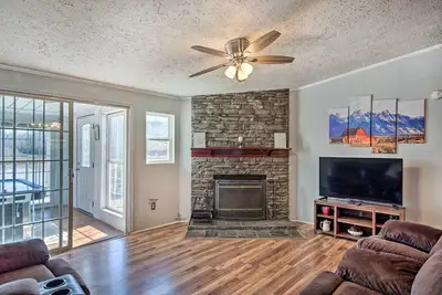 Image de Game Room & Views: Lakefront Shelby Home!