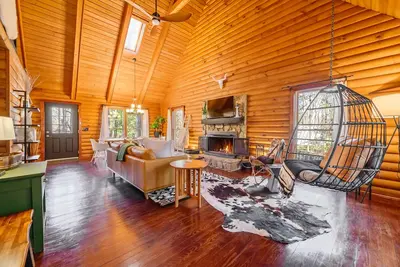 Image de Big Warm Hug of a Cabin! Luxury Linens, Best Coffee Station for Miles