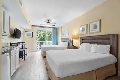 Image de \"Deja Blue\" #3304 - 2 Queen Bed Studio w/ Balcony