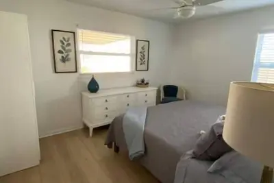 Image de Gulfport Breezy Cottage - Outdoor living too!