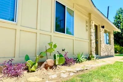 Image de New! Cute cottage within walking distance of square. Close to parks and City Beach