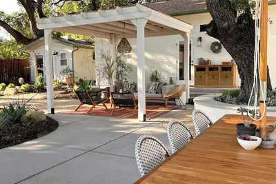 Image de Peaceful Ojai estate, nestled in the oaks; 2, 400 sq ft living space