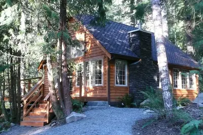 Image de Gorgeous secluded cabin 2 miles from Mt. Rainier National Park. Private hot tub overlooking Copper Creek. No other buildings in sight! Pet friendly. Children welcome. Two bedrooms, full kitchen, big deck with creek views.