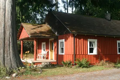 Image de This historic cabin is just a few miles from Mt Rainier National Park. Pet friendly. Fish pond, pastures, old cedars, 11-acres. Private hot tub surrounded by grove of old cedars.