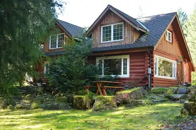 Image de A two Bedroom cabinon the banks of Copper Creek sleeps up to 6 in 1 king, 1 queen bedroom and loft with 2 twins. Children welcome. Private hot tub and firepit on Copper Creek. Fall asleep to the sounds of the creek. A short walk to Copper Creek Resta