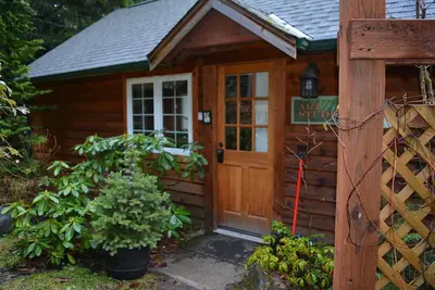 Image de This romantic cabin at Mt. Rainier is a one room cabin with private hot tub right on Copper Creek. It has a queen bed and a queen Murphy bed. Walk to Copper Creek Restaurant. Beautiful woodland setting.